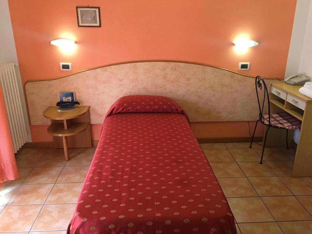 Hotel Magda Novafeltria Oda fotoğraf